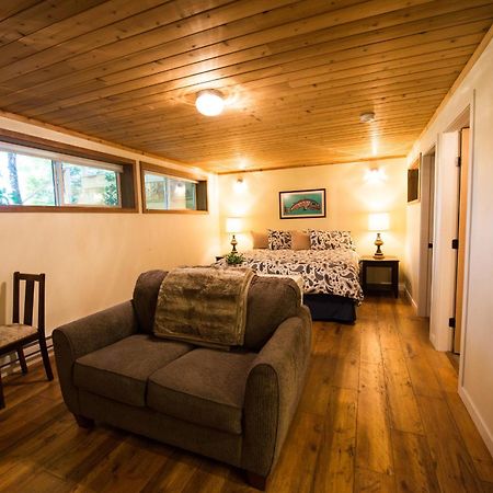 Skeena River House Bed & Breakfast Терас Екстериор снимка