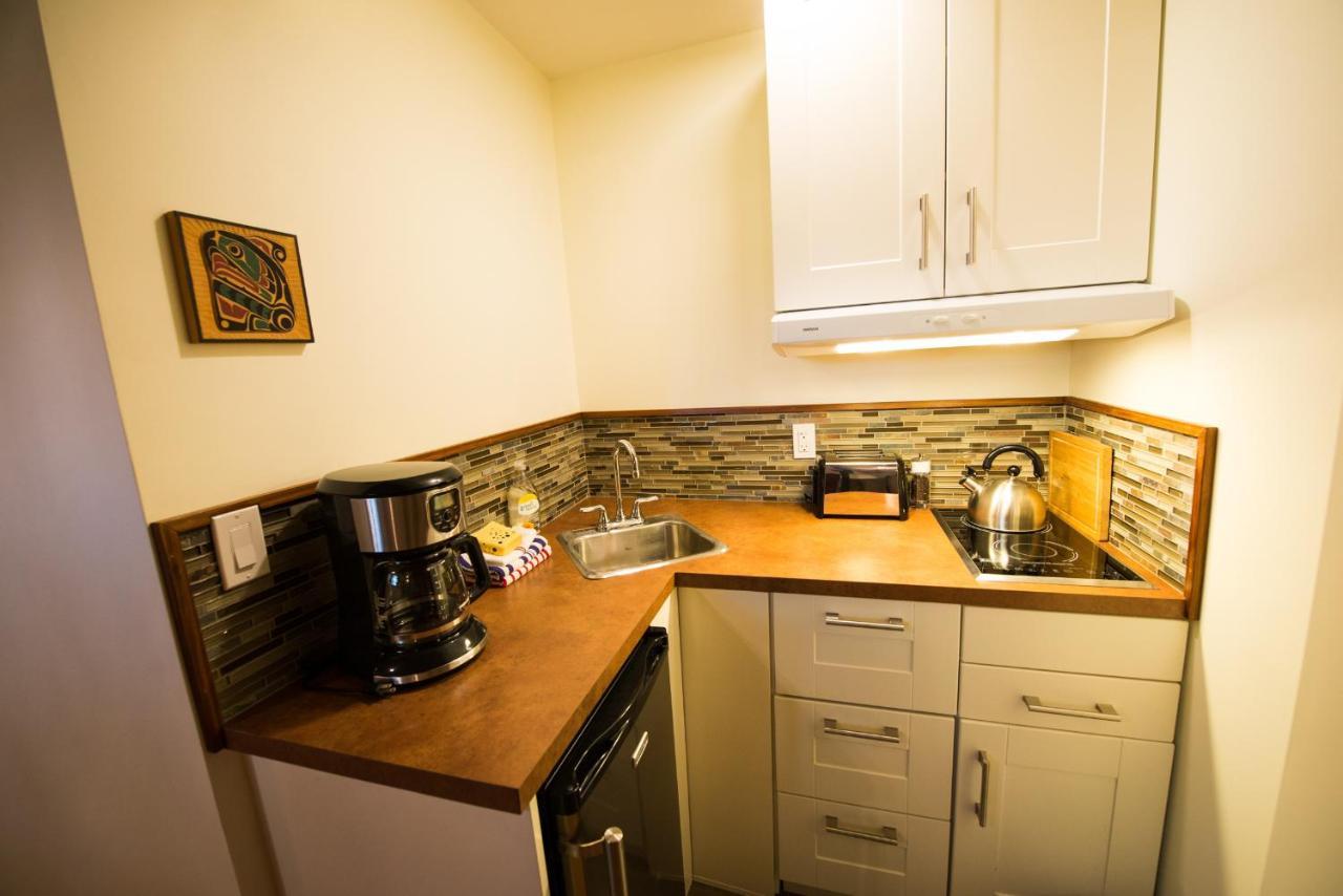 Skeena River House Bed & Breakfast Терас Екстериор снимка